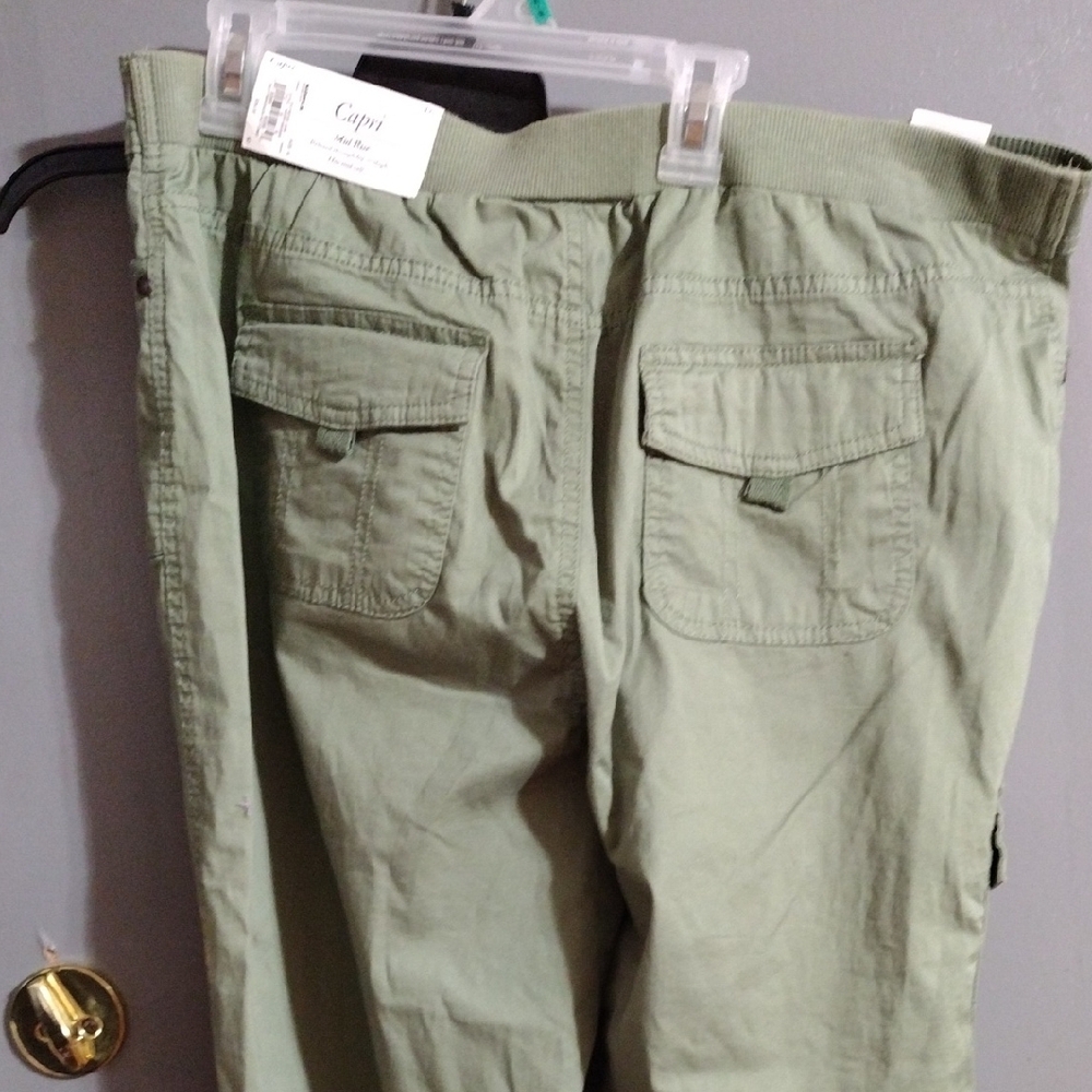 NWT Croft & Barrow Olive Capris - Picture 6 of 7